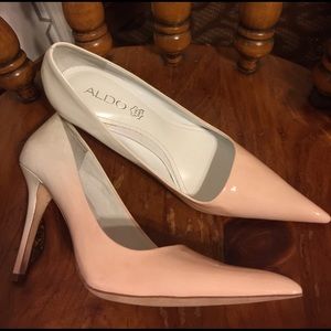 Pair rare leather pointed toe heels